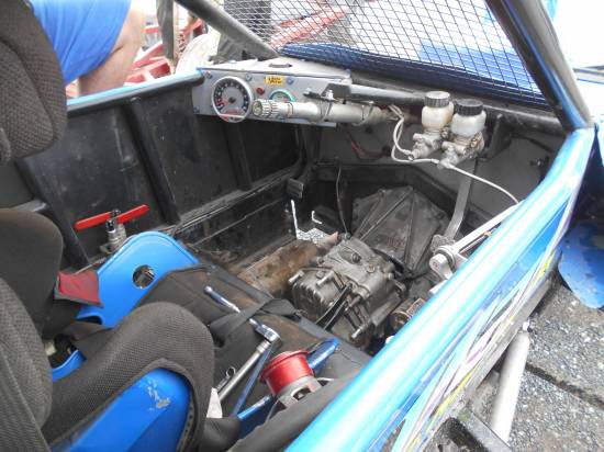 Gearbox rebuilt and fitted back into the 512 car. Nothing untoward was found to cause the vibration felt at Northampton. After the first race today Michael said it had improved but it still did'nt feel right.
